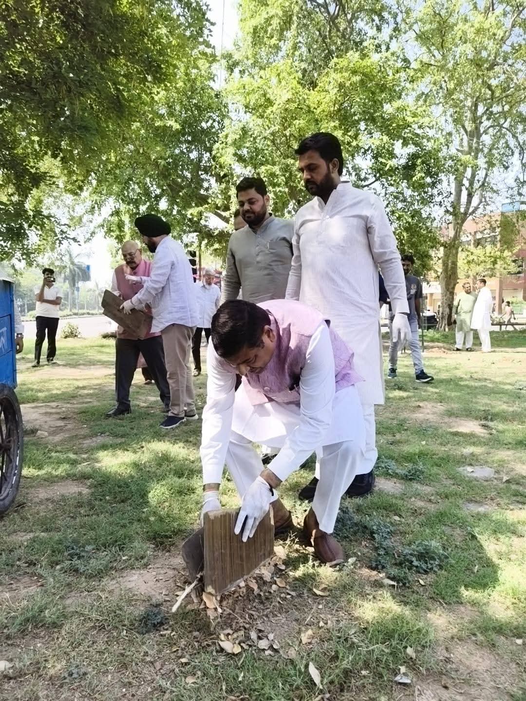 भाजपा राष्ट्रीय सचिव नरेंद्र रैना सहित तमाम पार्टी पदाधिकारियों ने पंचकूला में चलाया स्वच्छता अभियान