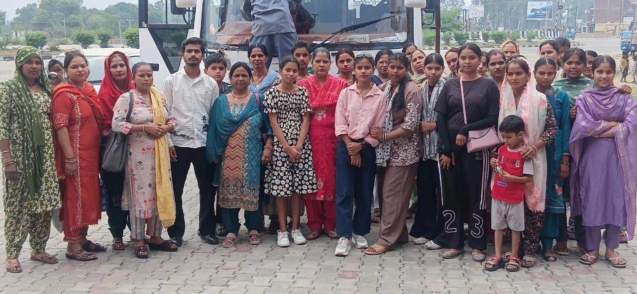 श्रद्धालुओं के जत्थे ने हरिद्वार में लगाई गंगा जी में डूबकी