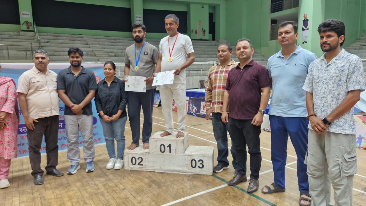आयुष, खेल एवं शिक्षा विभाग द्वारा ताऊ देवी लाल स्टेडियम में योग आसन प्रतियोगिता का आयोजन