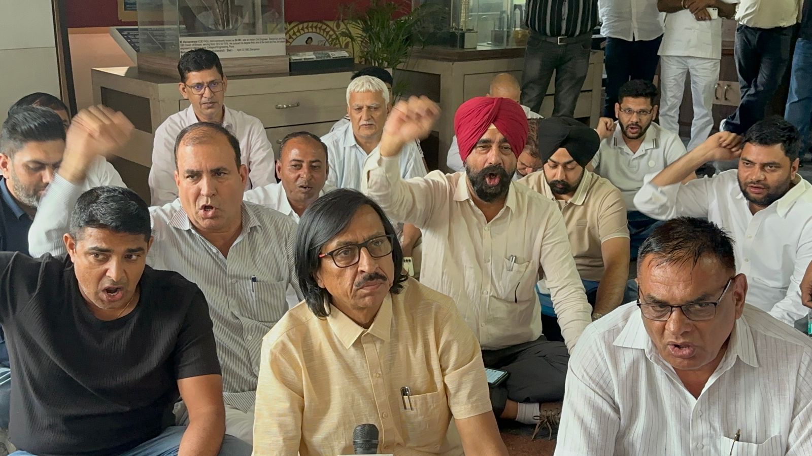 फंड्स की कमी , निर्माण सामग्री न मिलने से विकास कार्य प्रभावित, ठेकेदारों ने या तो मौजूदा सभी टेंडर अगले अनिश्चित काल तक सस्पेंड किए जाएं या फिर मार्च 2027 तक समय सीमा बढ़ाने की मांग उठाई
