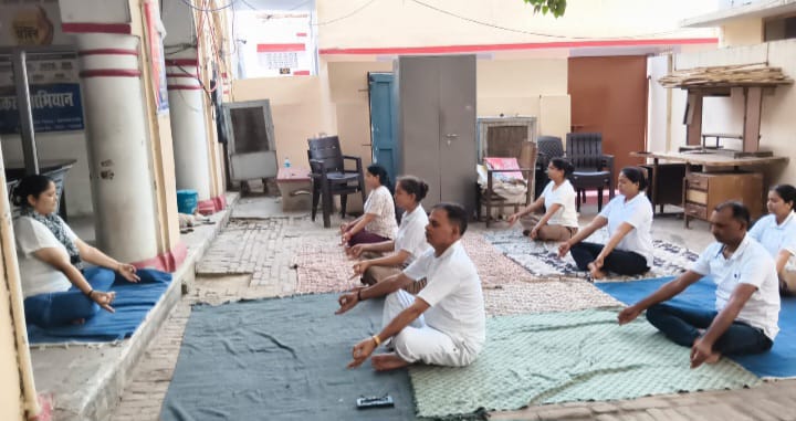 स्वस्थ तन, शांत मन और सशक्त नारी का संदेश: महिला थानाध्यक्ष के नेतृत्व में योगमय हुआ महिला थाना परिसर