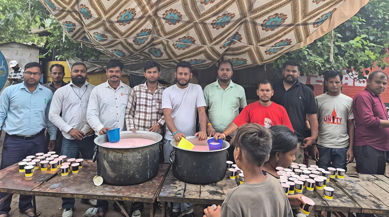 निर्जला एकादशी के पावन अवसर पर अंकुश निषाद एवं टीम द्वारा अभयपुर में मीठे शरबत की विशाल छबील, सैकड़ों लोगों ने ग्रहण किया प्रसाद