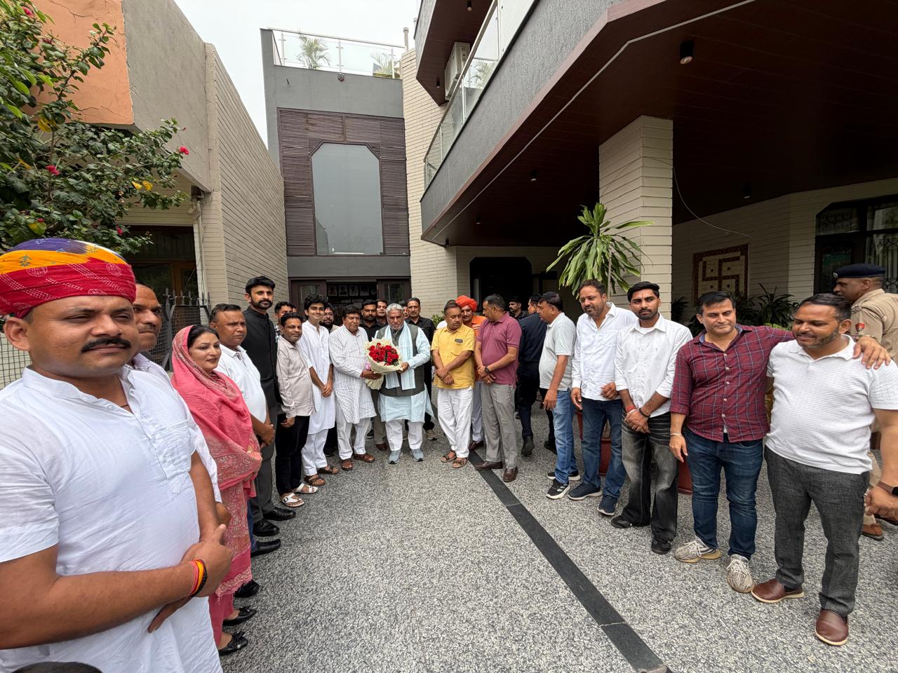 पंचायत एवं विकास मंत्री श्री कृष्ण लाल पंवार का पूर्व विधानसभा अध्यक्ष श्री ज्ञानचंद गुप्ता के निवास पर आगमन, सरपंचो ने की पंचायतों के विकास कार्यों को लेकर चर्चा” पंचकुला की पंचायतो को 3.10 करोड़ राशी मिलने का किया धन्यवाद