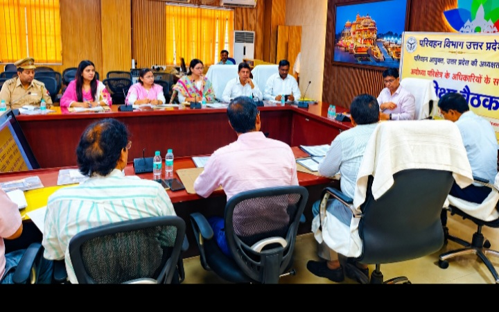 सड़क सुरक्षा पर सख्त संदेश: परिवहन आयुक्त ने अयोध्या में प्रवर्तन, प्रशिक्षण और राजस्व व्यवस्था की परखी नब्ज