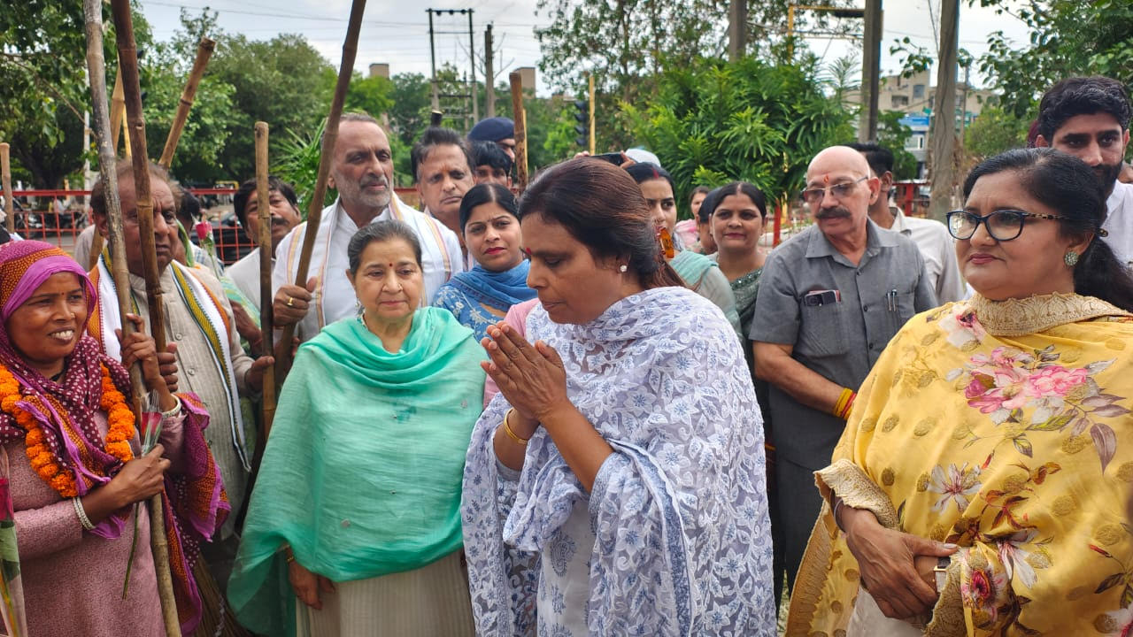 प्रदेश अध्यक्ष डॉ. अर्चना गुप्ता ने ‘एक पेड़ माँ के नाम’ अभियान के तहत पौधरोपण किया, चलाया स्वच्छता अभियान