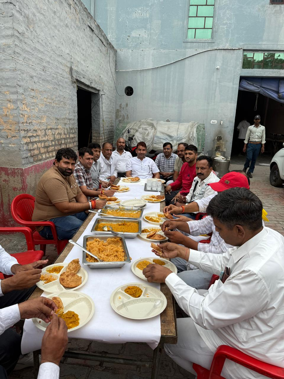 सोमवती अमावस्या पर आयोजित भंडारे में पहुंचे पूर्व पार्षद पुनीत राई, किया जनसंपर्क
