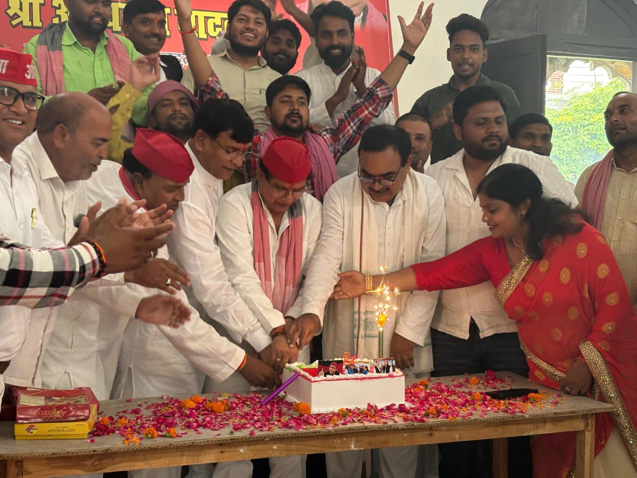 समाजवादी संदेश के साथ मना अखिलेश यादव का जन्मदिन, अयोध्या में पौधरोपण से लेकर जनसेवा तक दिखा उत्साह