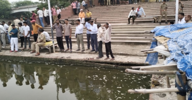 गोण्डा – बुधवार को सरयू नदी में नहाने आए चार बच्चों में से एक बच्चा डूब गया।