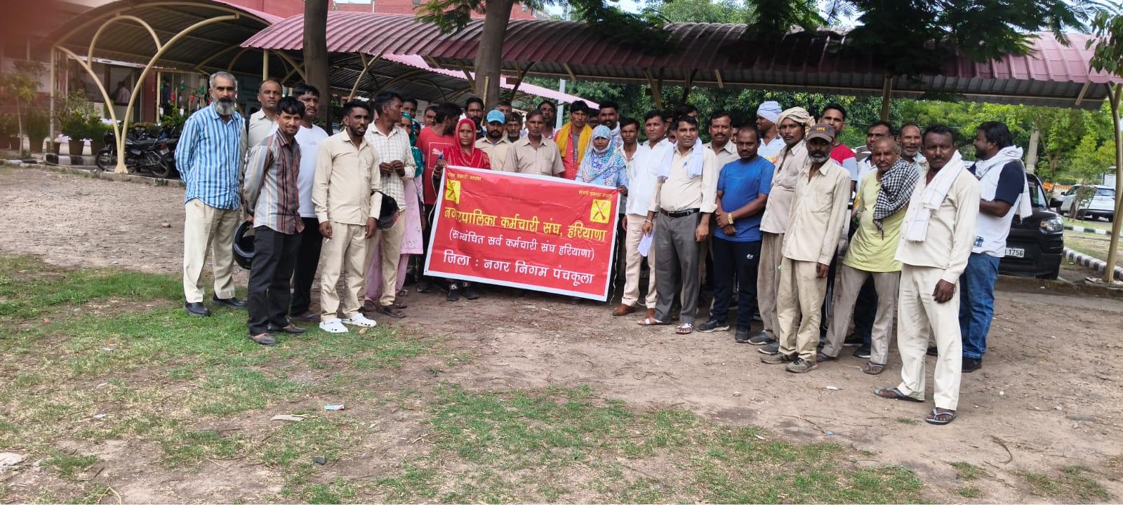 बारिश में भी डटे रहे सफाई कर्मचारी, लंबित मांगों को लेकर नगर निगम कार्यालय पर झाड़ू प्रदर्शन