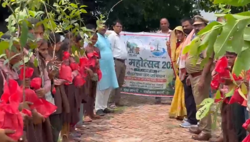 वन महोत्सव का शुभारंभ, छात्रों को बांटे पौधे, पर्यावरण संरक्षण का दिया संदेश