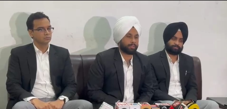 पंजाब एंड हरियाणा हाईकोर्ट के बार काउंसिल के मेंबर्स ने प्रेस कॉन्फ़्रेंस कर लगाया अमृतसर पुलिस पर निष्पक्ष जांच में लापरवाही का आरोप, पंजाब एंड हरियाणा बार काउंसिल के पदाधिकारियों ने उठाई आवाज