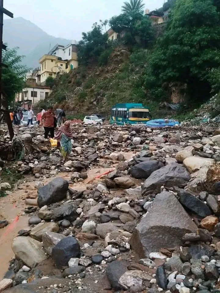 किश्तवाड़ और डोडा में भारी बारिश का कहर, भूस्खलन और फ्लैश फ्लड से कई वाहन मलबे में दबे