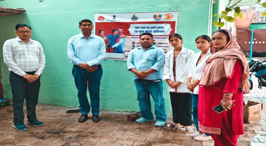टीबी को जड़ से समाप्त करने के लिए स्वास्थ्य विभाग द्वारा हंगोली गांव में निक्षय शिविर का किया गया आयोजन।कैप्सन,शिविर में मौजूद डॉक्टर।