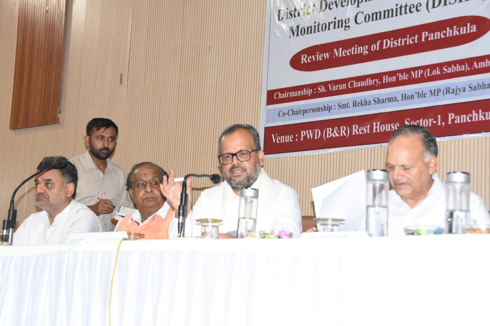योजनाओं की जानकारी जिला की आधिकारिक वेबसाईट पर डाले- सांसद वरूण चैधरी