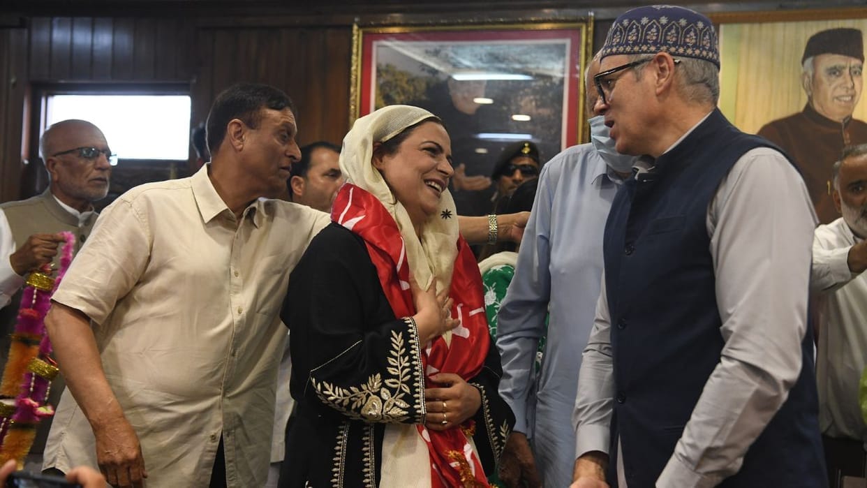 सफ़ीना बेग एनसी में शामिल हुईं