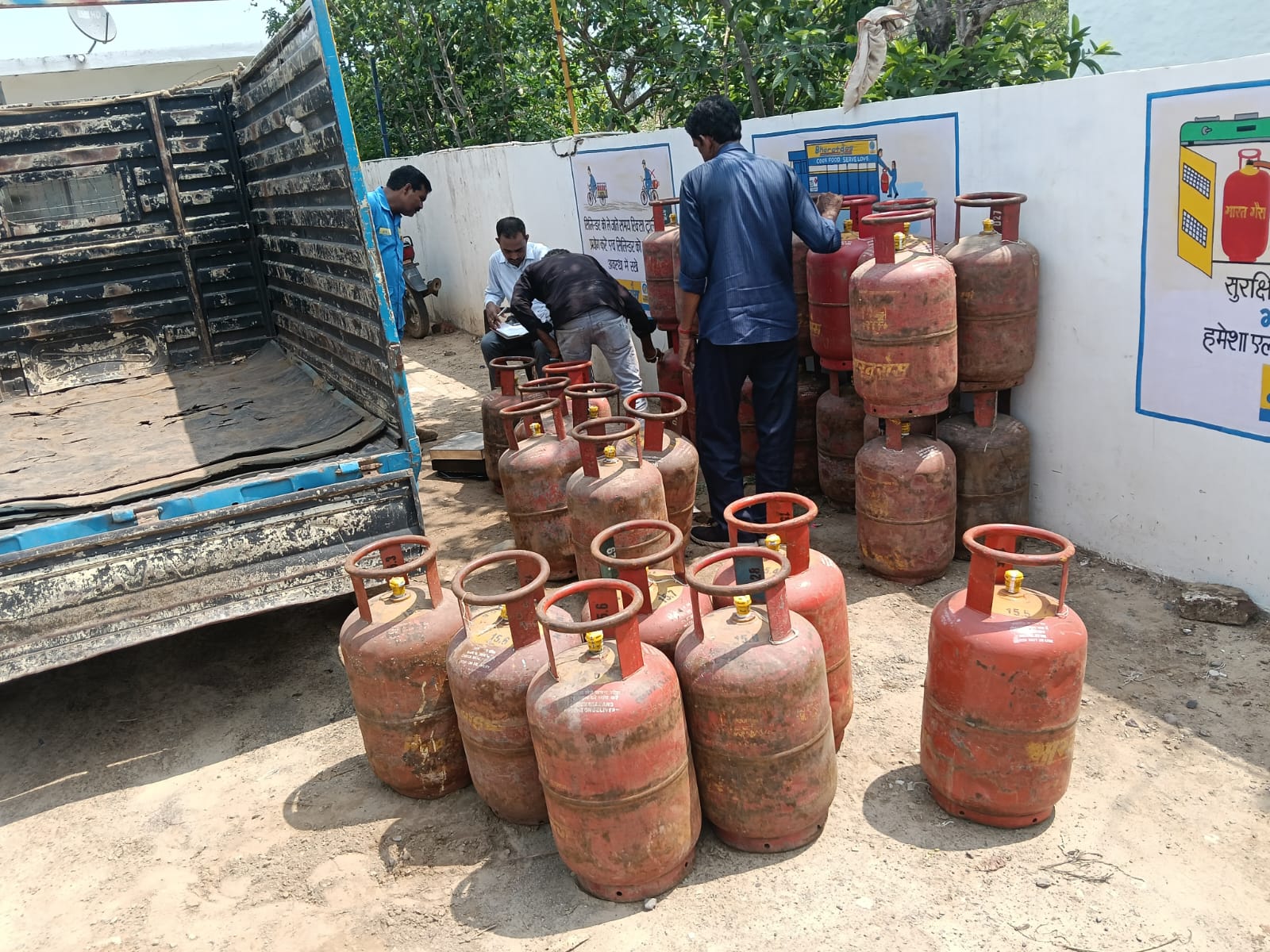 मुख्यमंत्री उड़नदस्ते की टीम ने रतेवाली में राजेंद्र गैस एजेंसी का किया निरीक्षण