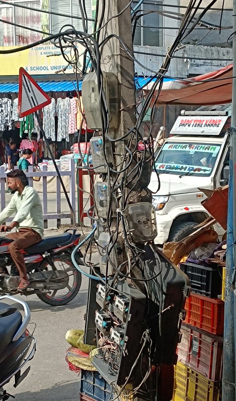 बरवाला बाजार में एक खम्बे पर बना छोटा बिजली घर।