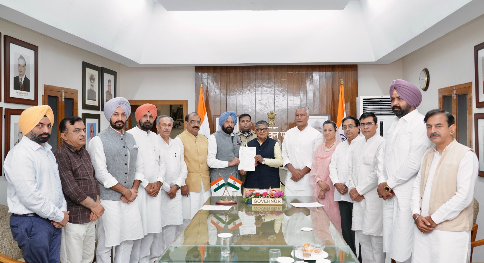 बहुमत के बिना नगर निकायों पर कब्जा करने के लिए सरकारी मशीनरी का दुरुपयोग कर रही है