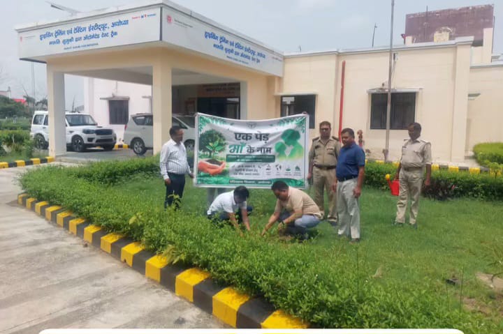 एक पेड़ माँ के नाम’ बना जनसंकल्प: परिवहन विभाग अयोध्या ने वृहद वृक्षारोपण कर दिया हरित संरक्षण का संदेश”