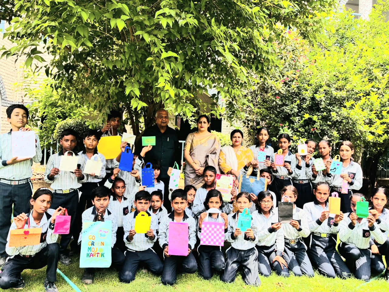 एसडी सीनियर सेकेंडरी स्कूल में मनाया गया पेपर बैग दिवस।