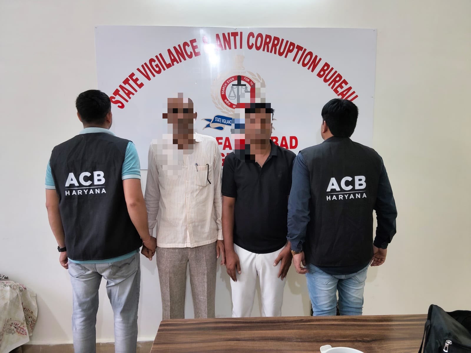 ट्यूबवेल कनेक्शन में नाम परिवर्तन के बदले ₹12,000 की रिश्वत मांगने वाले DHBVN के दो कर्मचारी गिरफ्तार