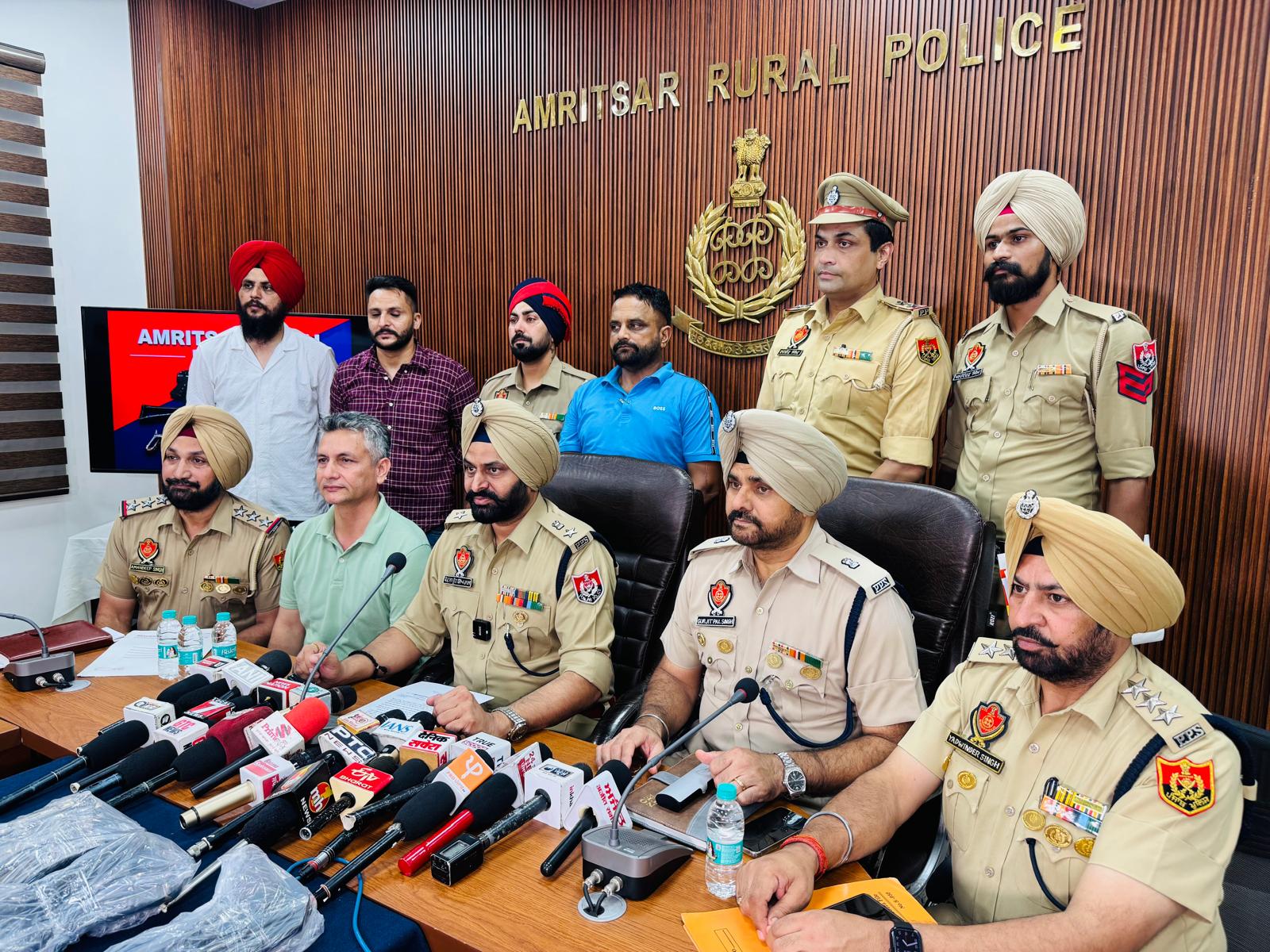 बरामद हथियारों के स्रोत और इनके इस्तेमाल के उद्देश्य का पता लगाने के लिए जांच जारी