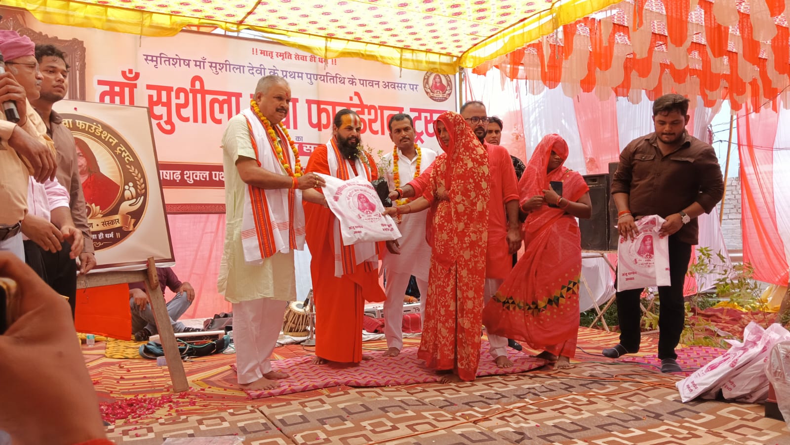 वृक्षारोपण तथा साड़ी वितरण कार्यक्रम संपन्न