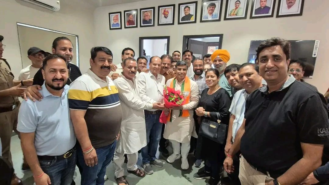 शिक्षा मंत्री महिपाल ढांडा से मिली अंसल सुशांत सिटी की नवनियुक्त टीम।