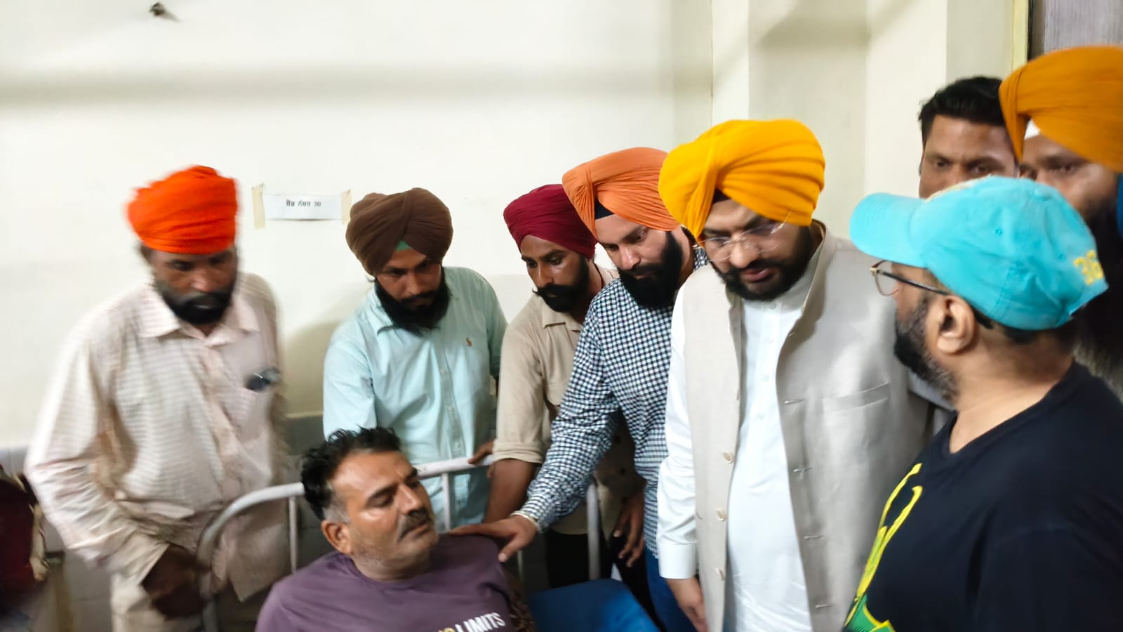 कैबिनेट मंत्री सौंद ने सिविल अस्पताल खन्ना पहुंचकर घायल मनरेगा कर्मचारी का जाना हालचाल