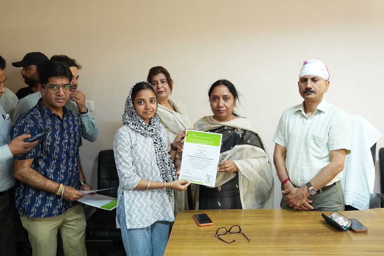 सफलतापूर्वक पाठ्यक्रम पूरा करने वाले विद्यार्थियों को वितरित किए प्रमाण पत्र