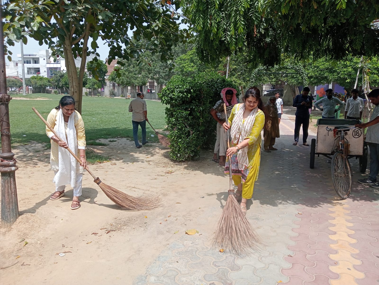 स्वच्छ वातावरण स्वस्थ समाज की पहचान – रेखा गोयल स्वच्छता अभियान के तहत गोल्डन पार्क में चला स्वच्छता अभियान
