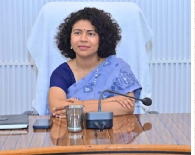 देवीपाटन आयुक्त ने श्रावस्ती, बलरामपुर के अधिकारियों की प्रशंसा ‘किसान चकरोड मुक्त’ व फोल्डेबल स्टडी टेबल को सुशासन का मॉडल बताया