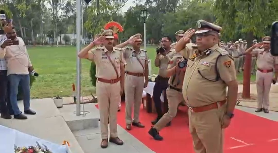 डीजीपी अजय सिंघल ने पुलिस शहीद स्मारक पर पुष्पचक्र अर्पित कर 82 अमर वीरों को दी श्रद्धांजलि