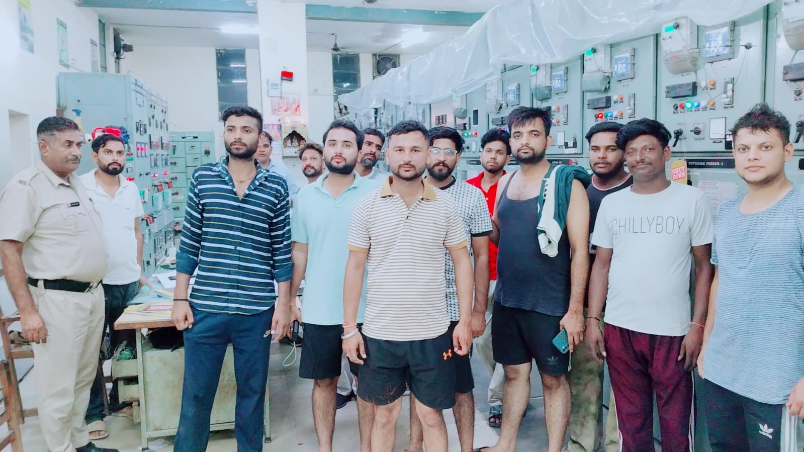 परेशान लोगों ने रात को बिजली घर पर किया प्रदर्शन।