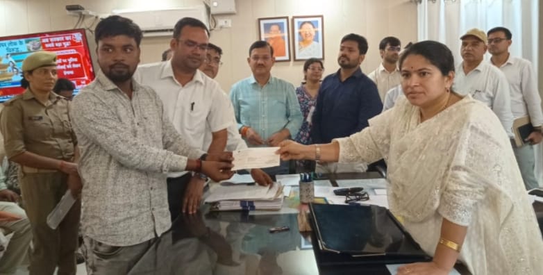 डीएम ने कोविड में अनाथ हुए बालक को प्रदान किया 10 लाख की सहायता राशि काचेक
