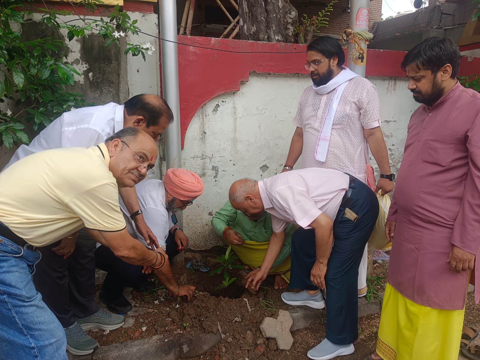 ओंकार चैरिटेबल फाउंडेशन ने मंदिरों में लगाए रुद्राक्ष के 15 पौधे