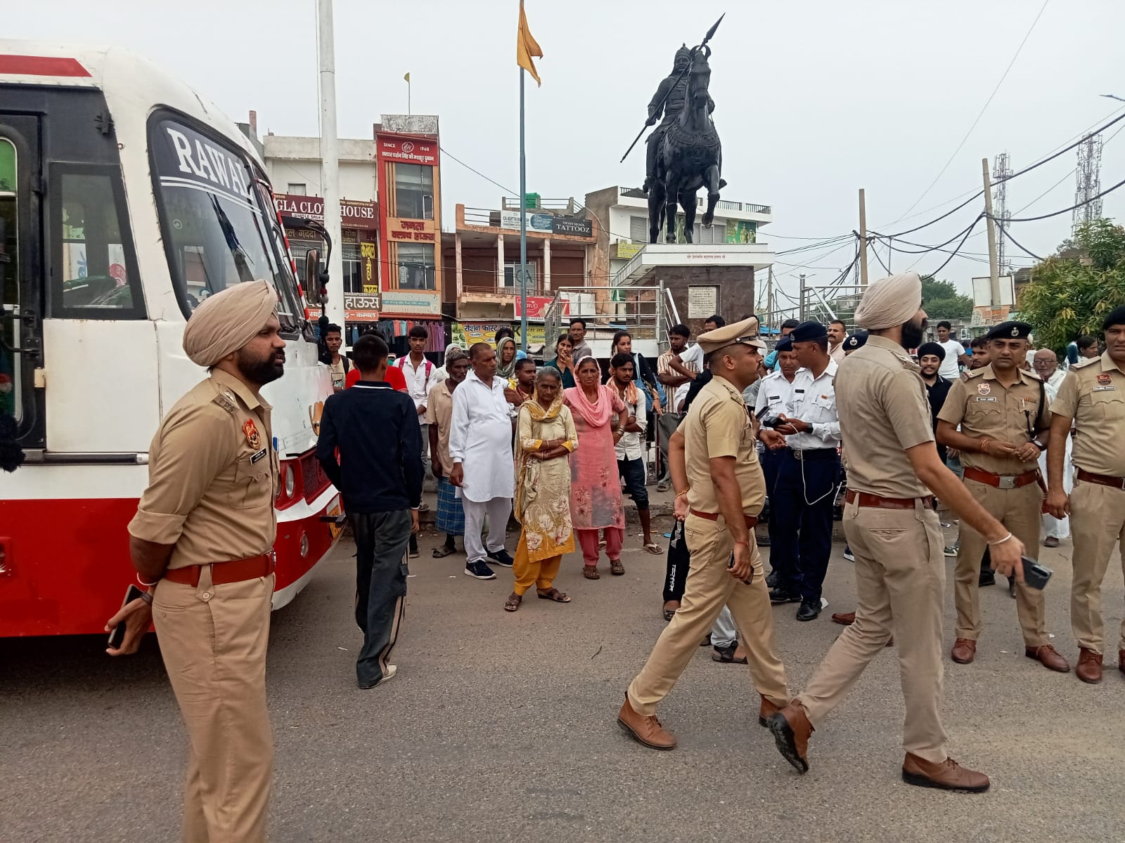 बरवाला में ब्लैक फिल्म व बिना वैध दस्तावेजों के दौड़ रही 2 प्राइवेट बसों के डीसीपी क्राइम एंड ट्रैफिक अमरिंदर सिंह की मौजदूगी में 43 हजार के चालान, दोनों बसें इंपाउंड