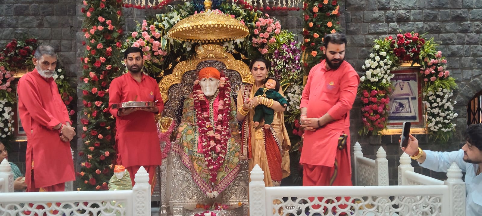 गुरु पूर्णिमा पर किन्नर समाज ने साईं बाबा को सोने का छत्र किया अर्पित