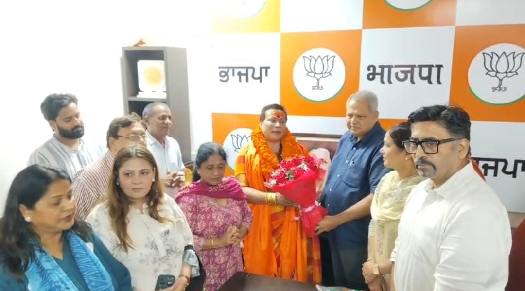 गुरु पूर्णिमा पर सनातन मंदिर में उमड़ा श्रद्धा का सैलाब, महामंडलेश्वर सोनाक्षी नंद गिरी महाराज ने दिया आशीर्वाद