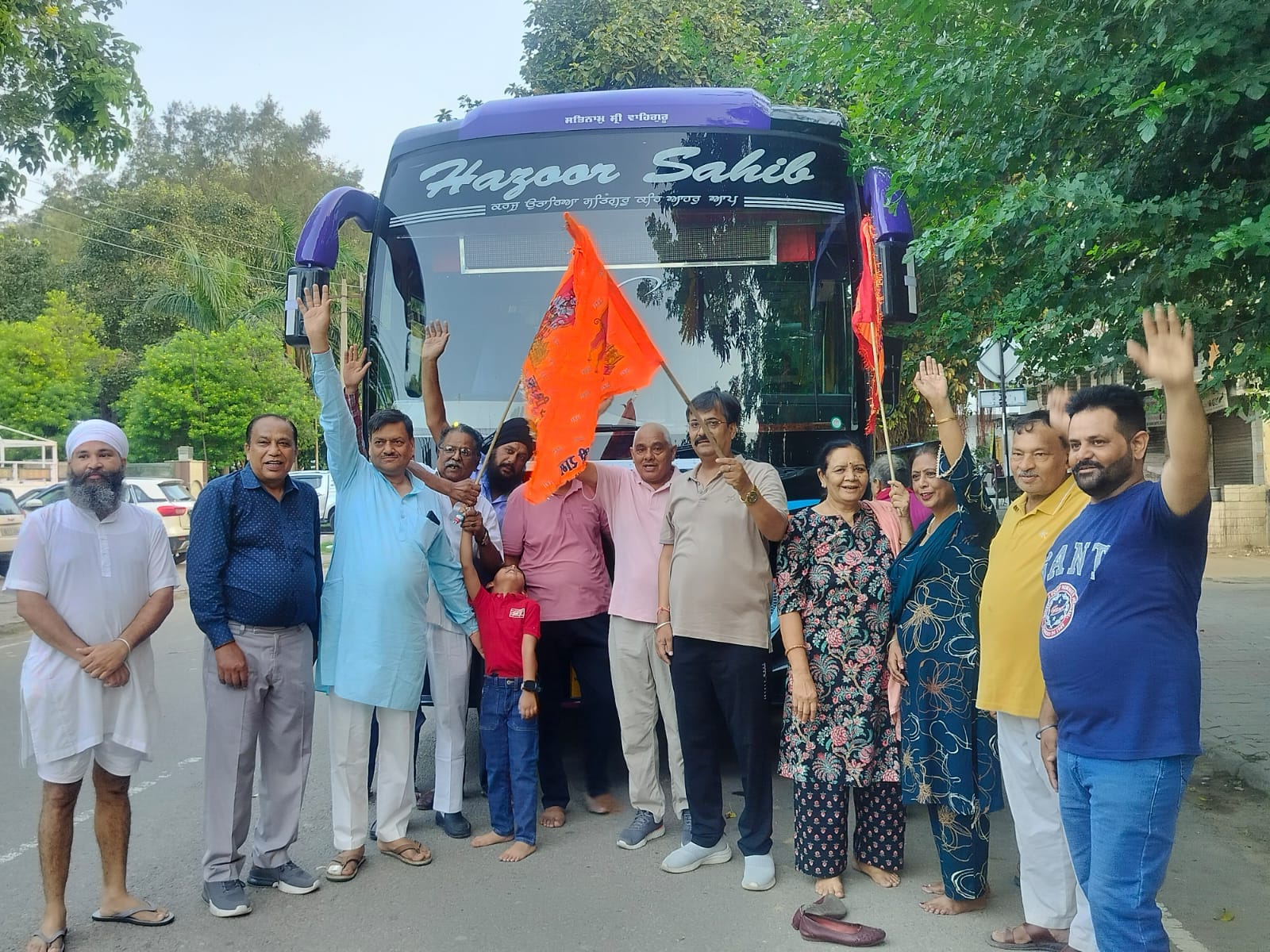 सेक्टर-30 से माता बाला सुंदरी के दर्शन हेतु श्रद्धालुओं की बस को नरेश अरोड़ा ने झंडी दिखाकर रवाना किया