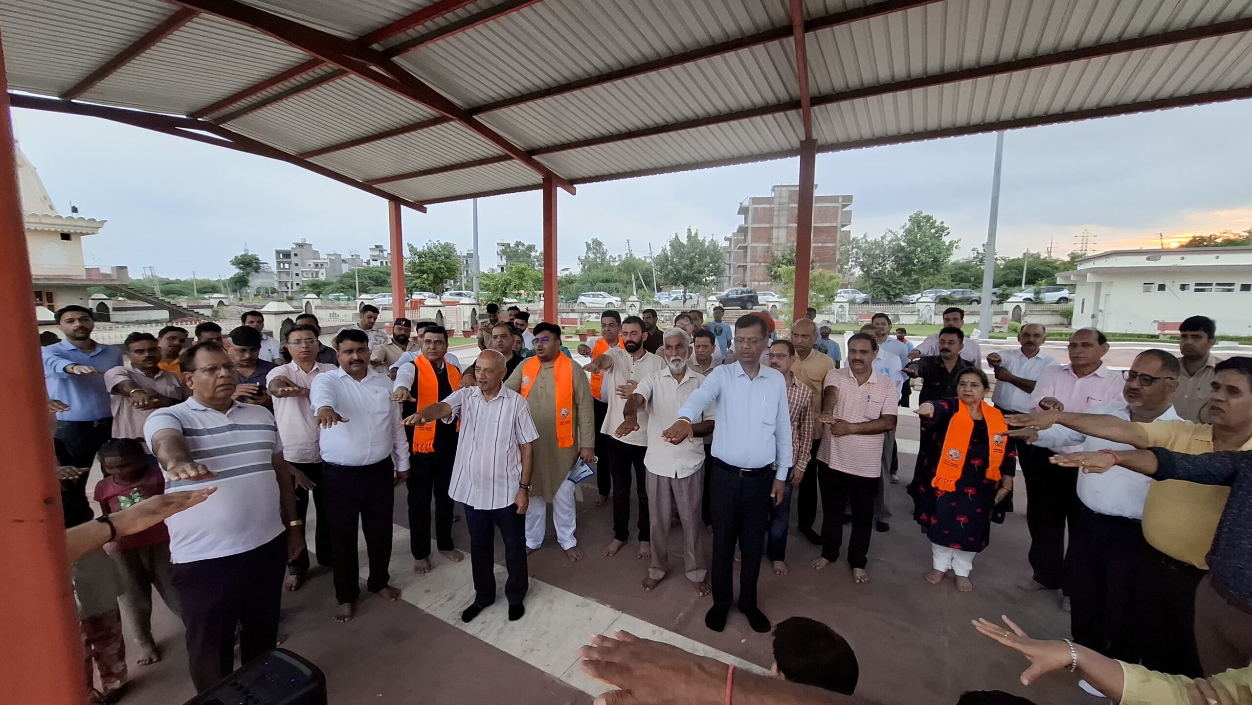 गंगा समग्र द्वारा सेक्टर-21 छठ पूजा घाट पर भव्य गंगा आरती, जल संरक्षण का लिया संकल्प