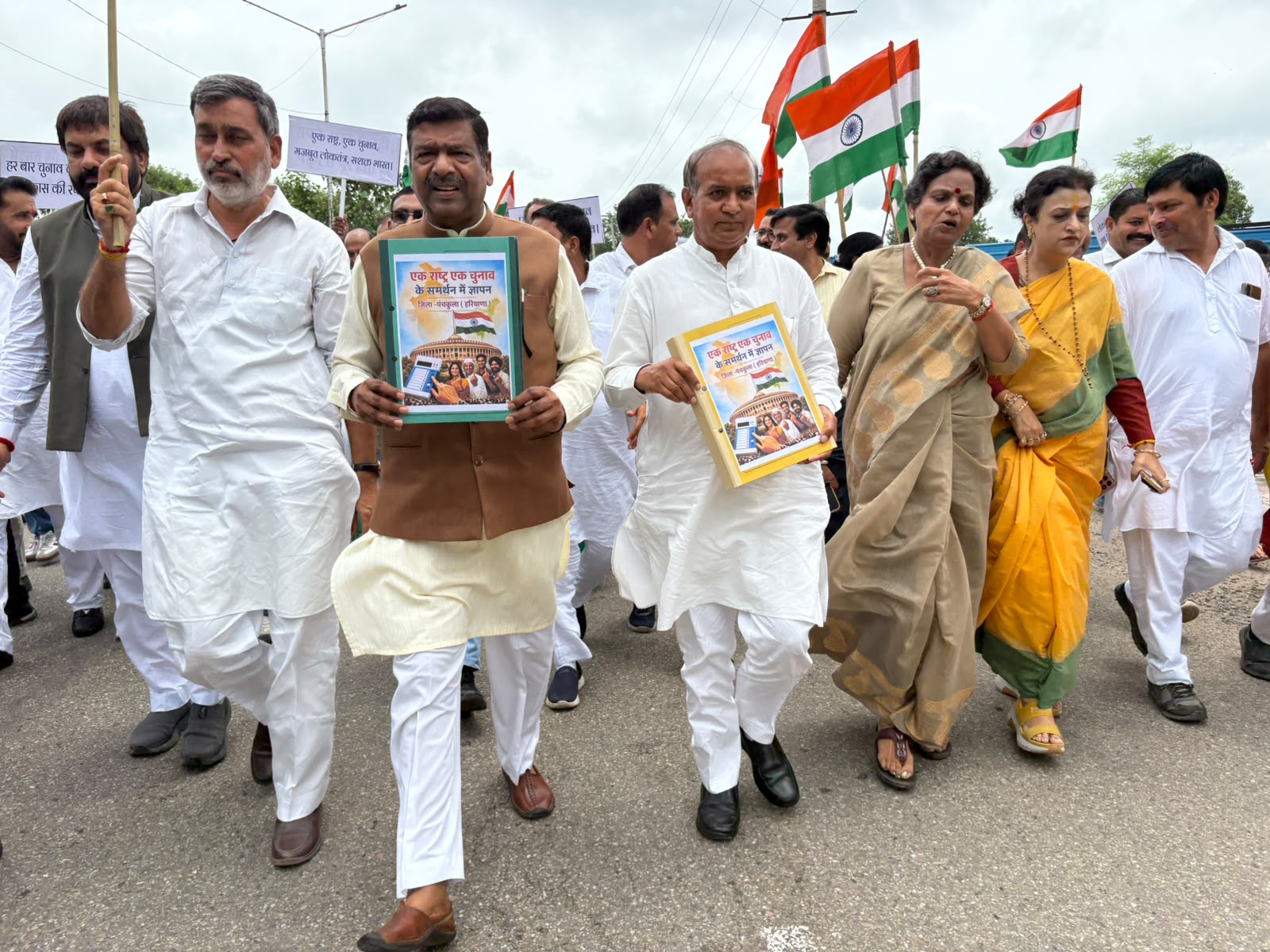 एक राष्ट्र एक चुनाव के समर्थन में राष्ट्रपति के नाम ढाई सौ से अधिक ज्ञापन डीसी को सौंपा