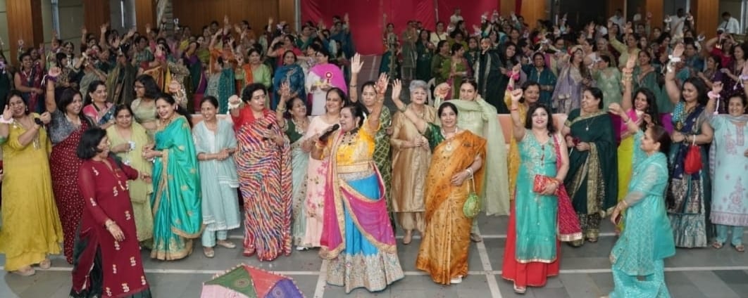 हरियाली तीज महोत्सव में झूमीं महिलाएं, अग्रवाल भवन में गीत, संगीत, नृत्य और सम्मान का अनूठा संगम