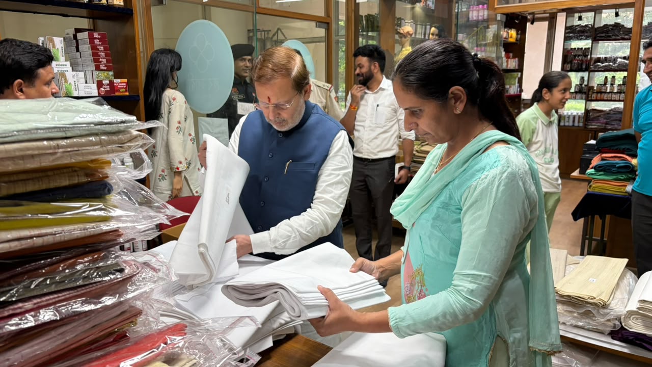 बुनकरों के हुनर को मोदी सरकार ने दिया नया बाजार और सम्मान