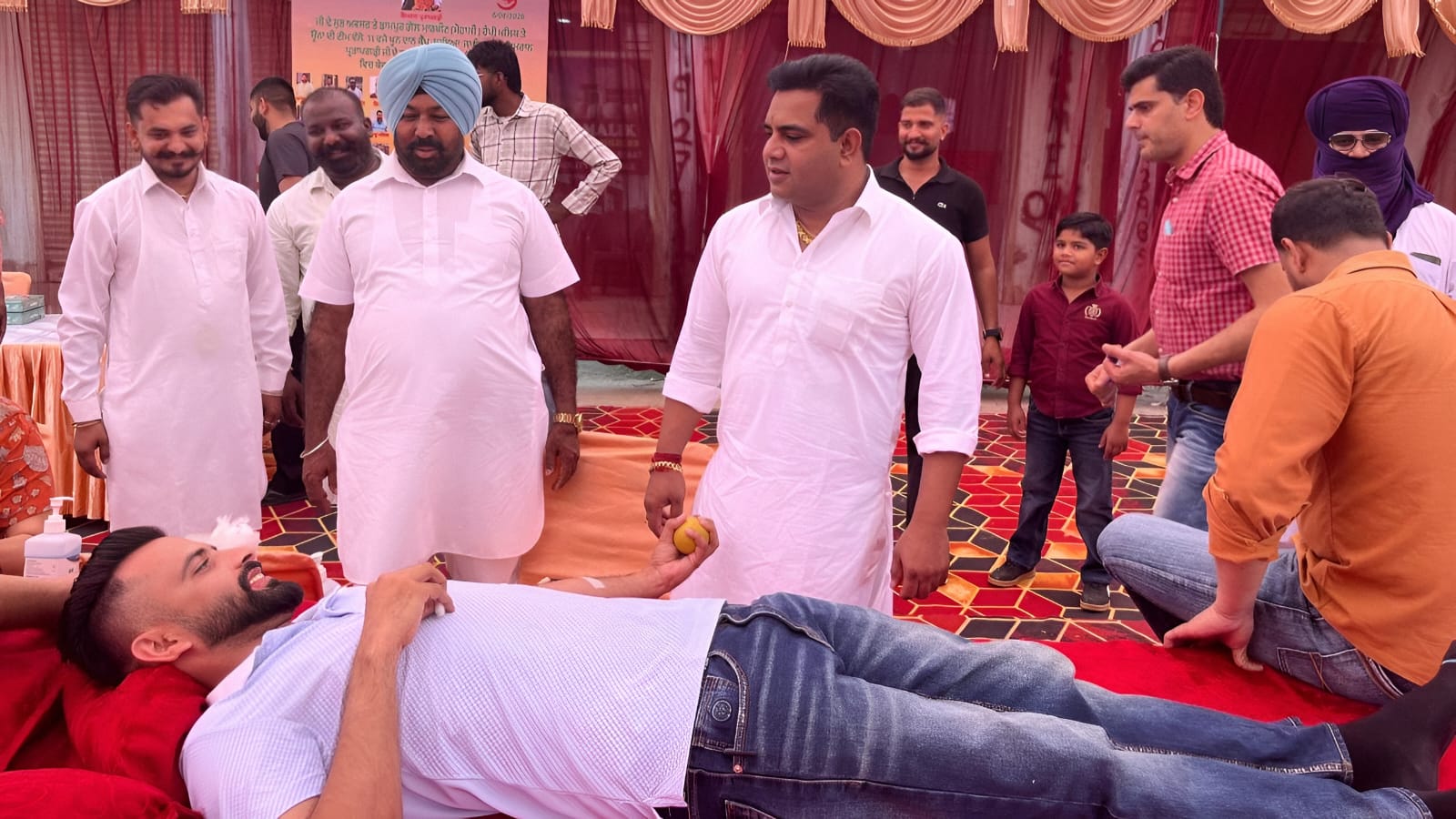पंजाब-हरियाणा में करीब 17 स्थानों पर रक्तदान शिविर, पीजीआई के बाहर जरूरतमंदों के लिए लगाया लंगर