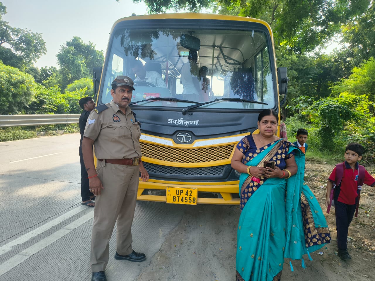 बच्चों की सुरक्षा से कोई समझौता नहीं—अयोध्या में स्कूल वाहनों पर कसा शिकंजा, 5 चालान, 3 वाहन बंद