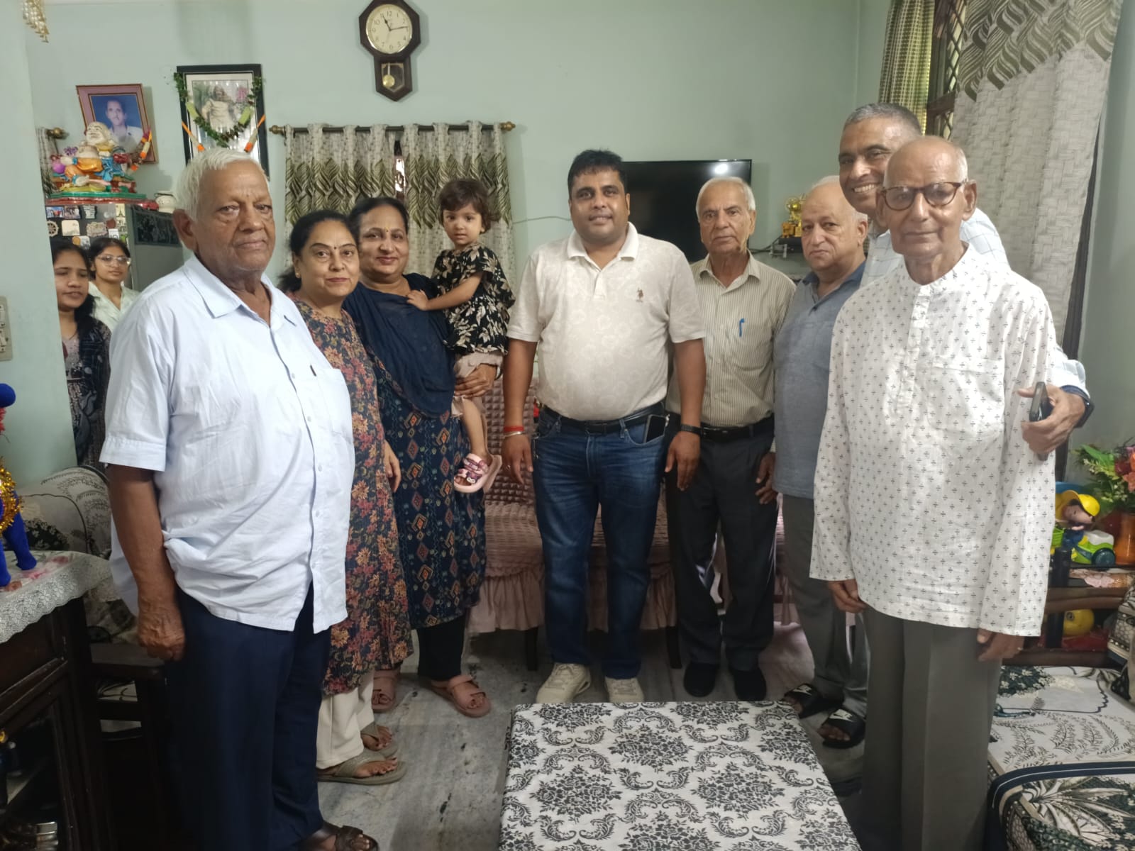 राष्ट्रपति पदक से सम्मानित सुशीला कौशिक का पार्षद दीपक गर्ग ने किया अभिनंदन