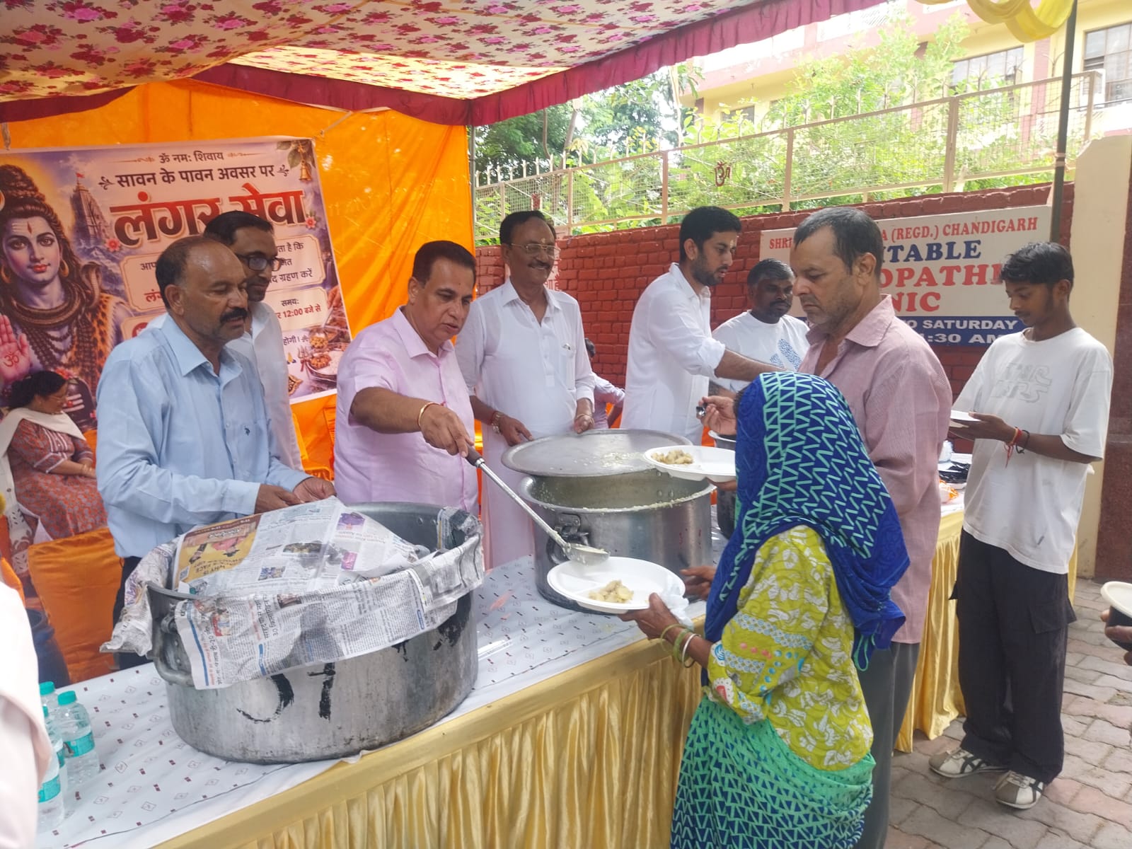 प्रवीण शर्मा टीटू ने नागपंचमी के उपलक्ष्य में लगाया खीर और मालपुड़े का लंगर