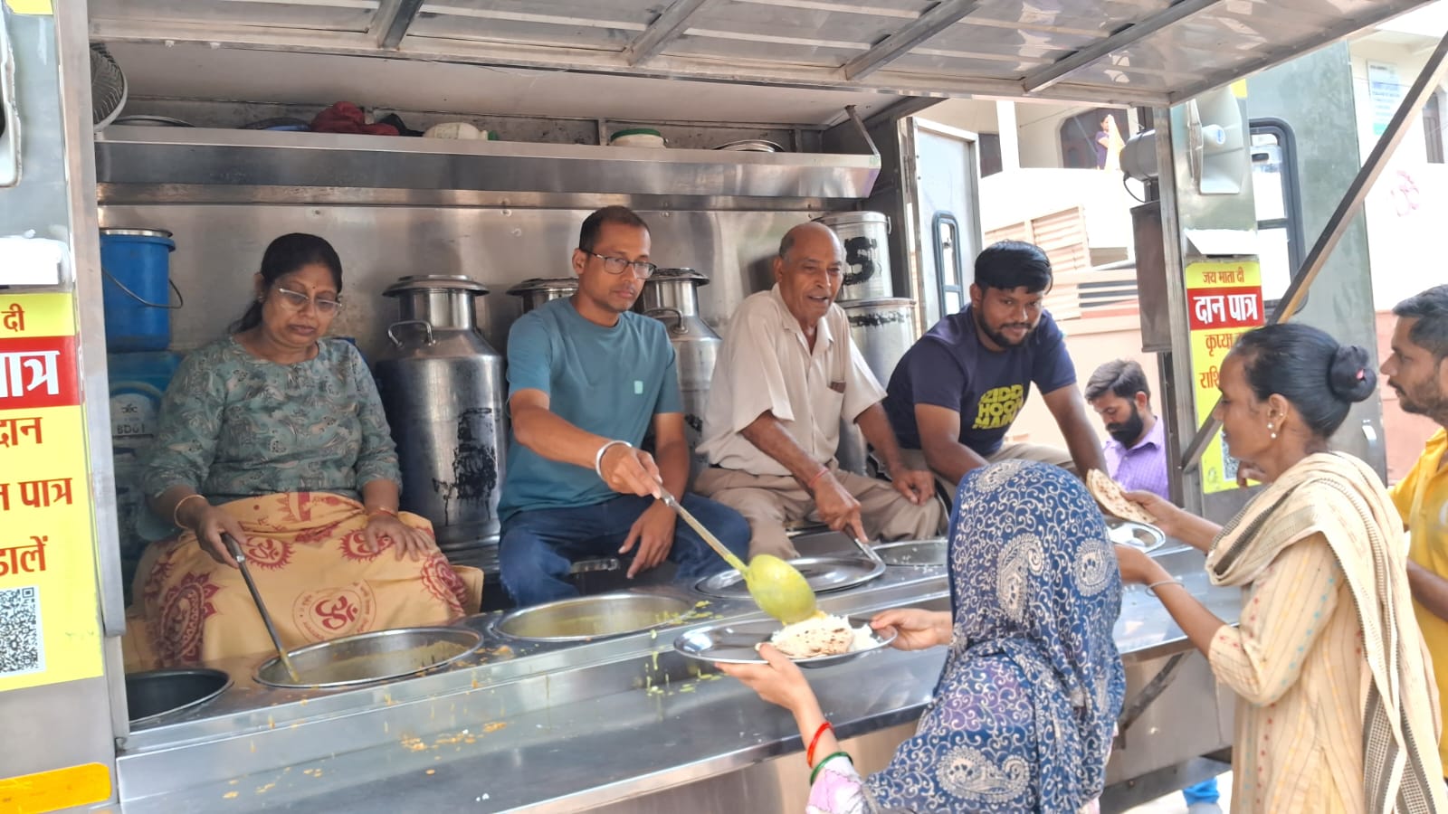 पुरुषोत्तम दास रूंगटा चैरिटेबल ट्रस्ट ने अन्न भंडारे का आयोजन किया