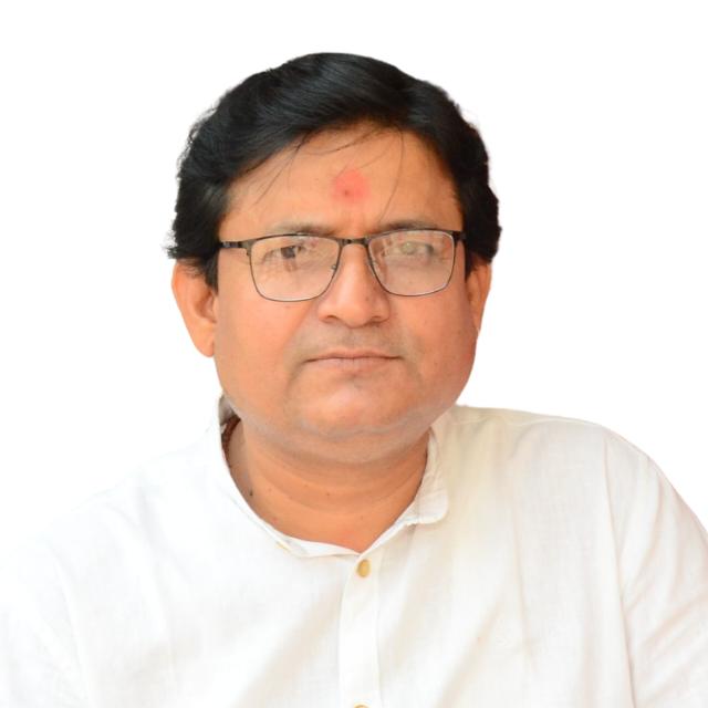 सोशल मीडिया ताकत है, सत्ता का पैमाना नहीं